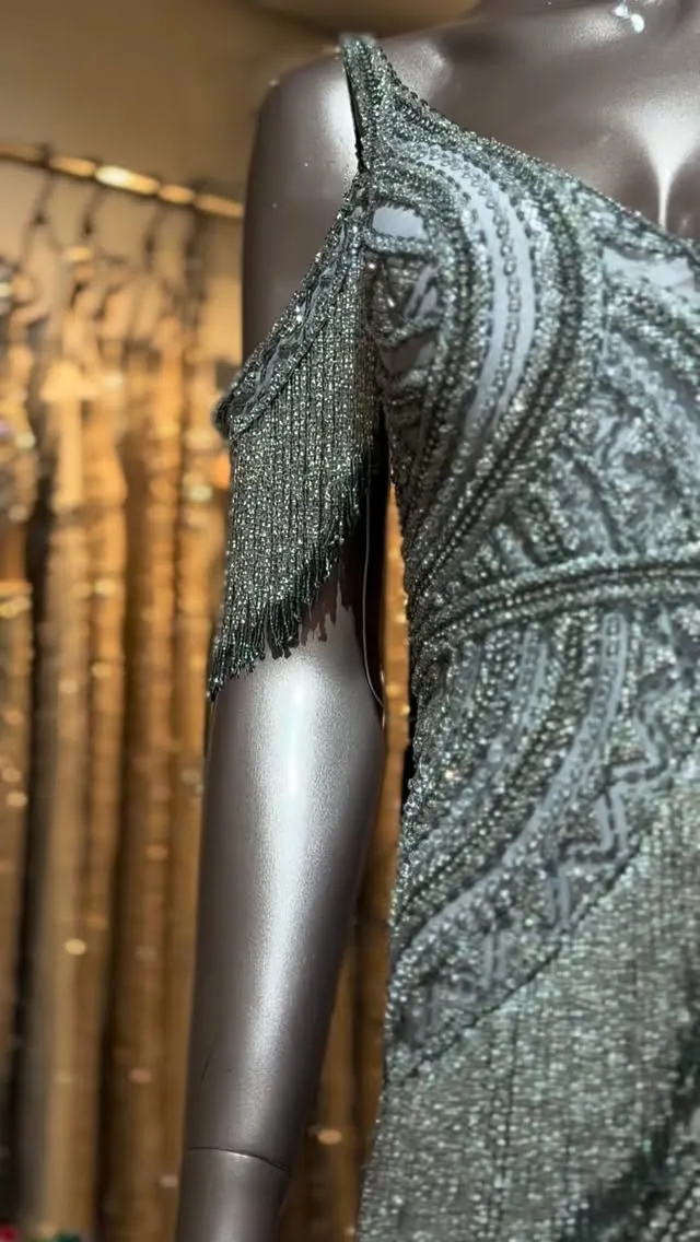 Detalhe de pedraria prateada